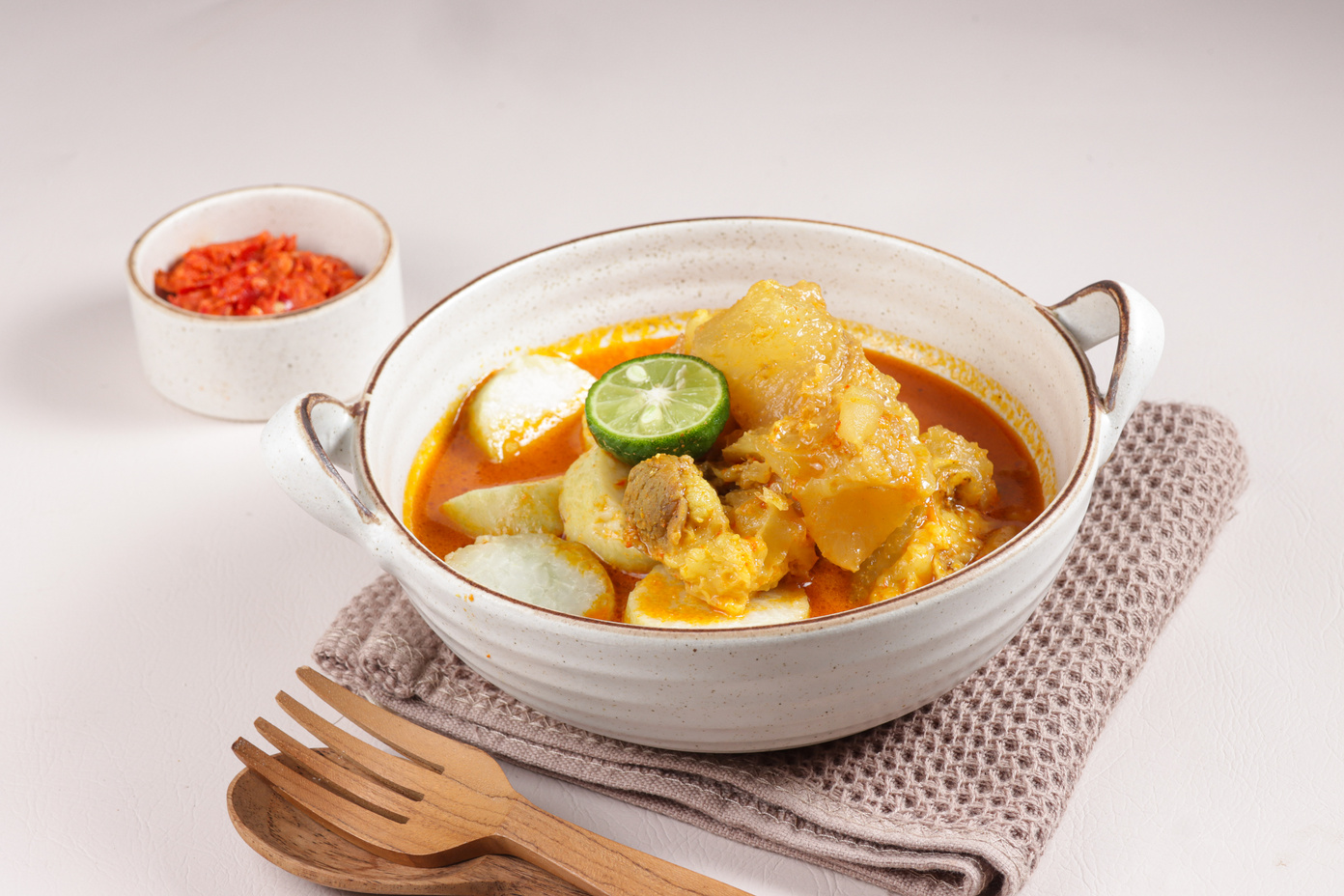 Lontong Kikil is Traditional Indonesian Food from Surabaya Jawa Timur, Made From Beef Legs and Rice Cake.